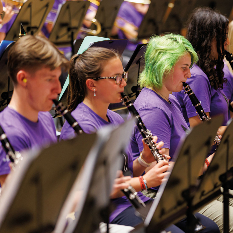 Ungdomar på rad i en blåsorkester.