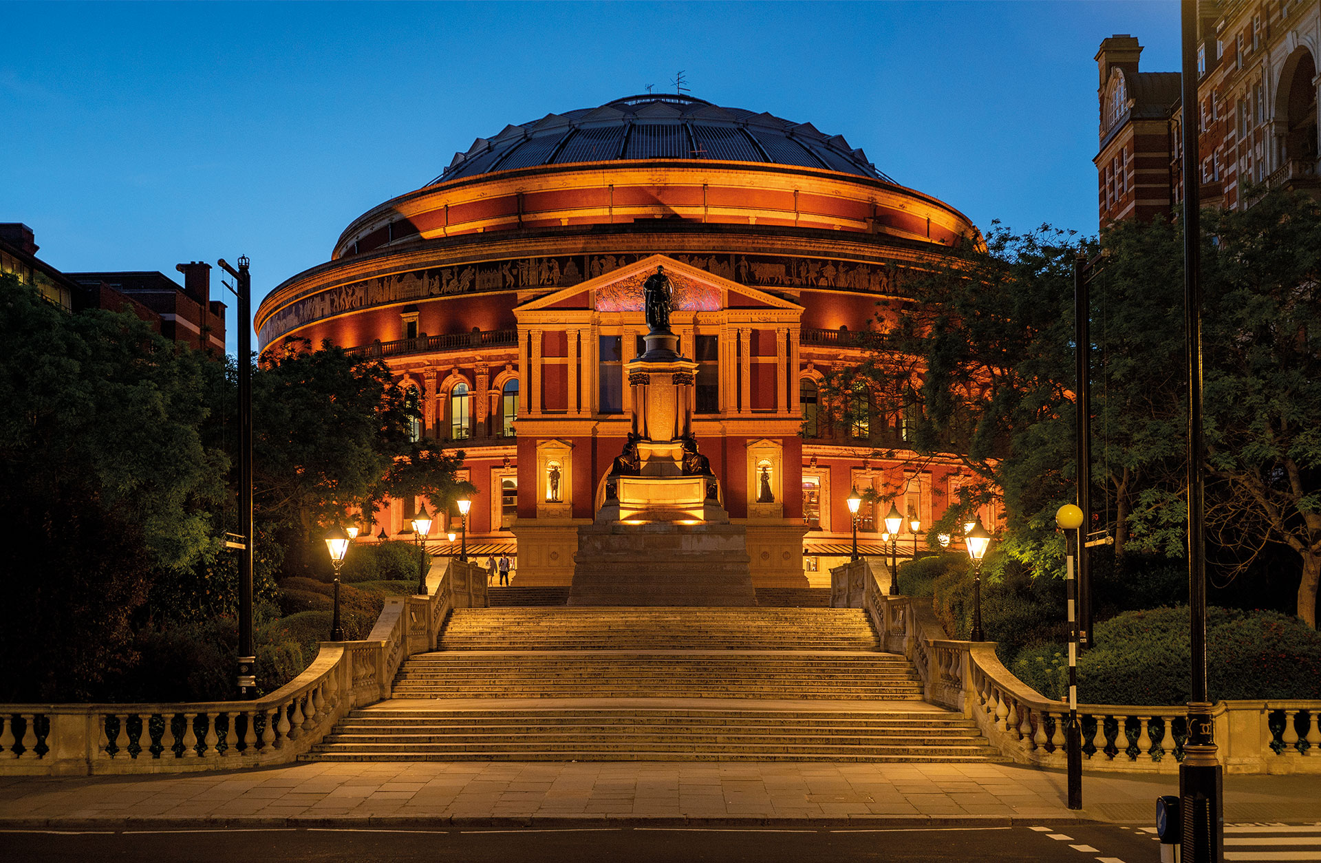 Royal Albert Hall i skymningsljus.