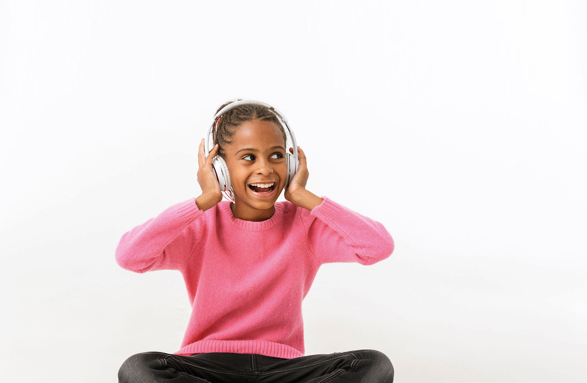 Glad flicka med hörlurar.