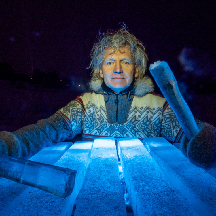 Man spelar på is belyst av blått ljus.