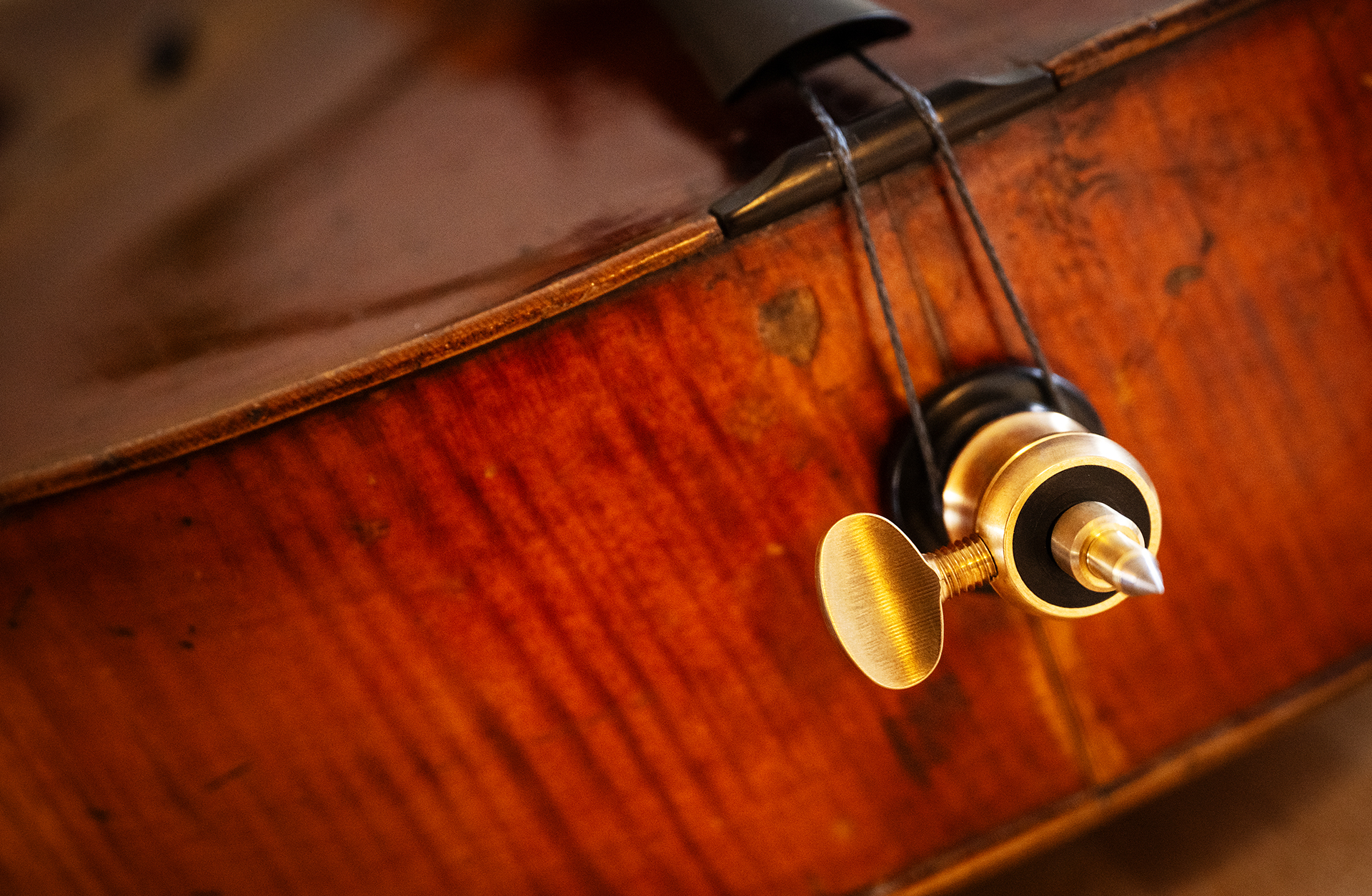 Närbild av stackeln under cellon.