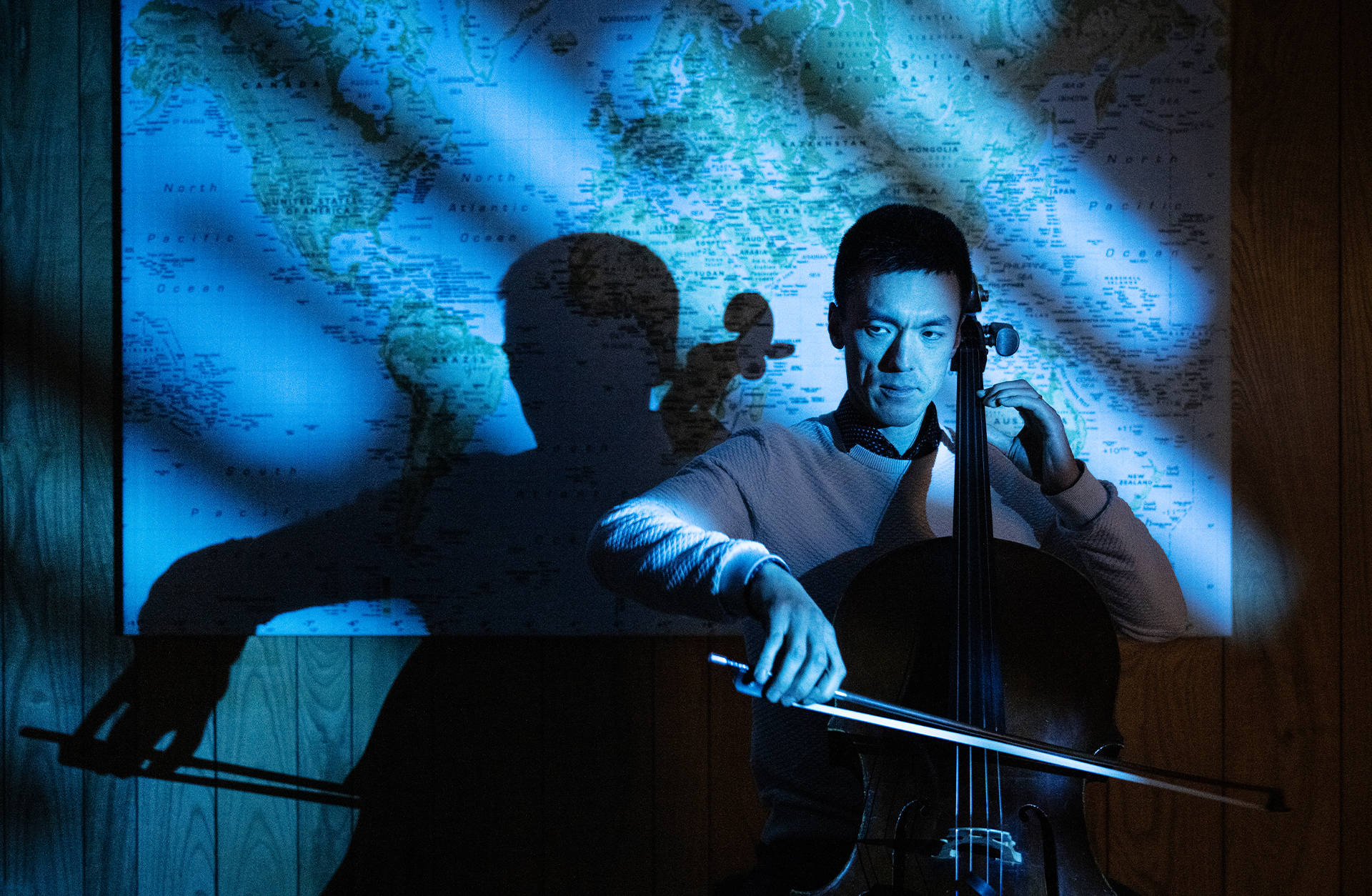 En man spelar på sin cello.