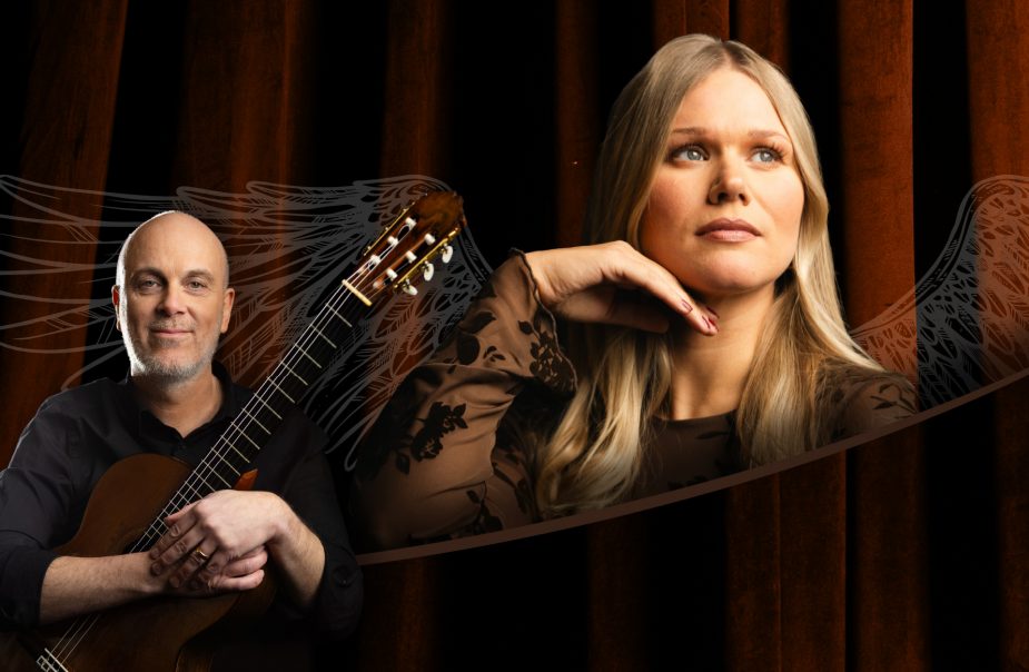 Två personer poserar framför ett mörkt draperi, en med gitarr och en med handen under hakan, båda med illustrerade vingar bakom sig.