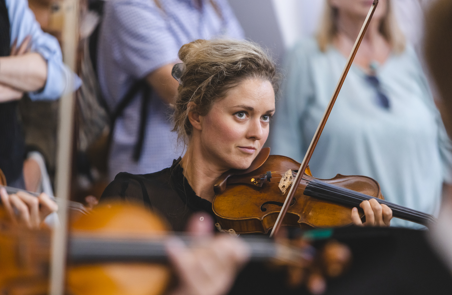 Bild på en kvinnligt violinist in action.