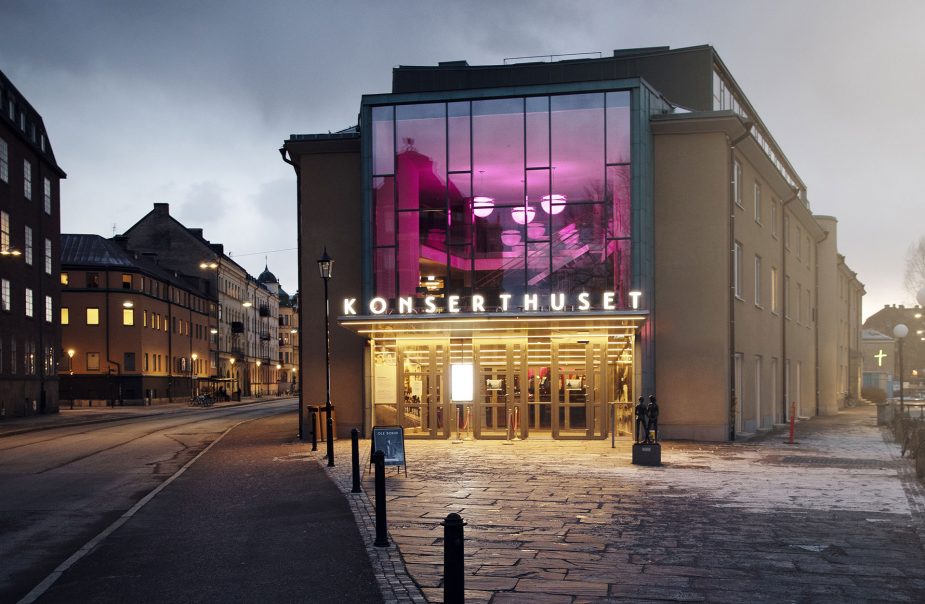 Örebro Konserthus entrésida från utsidan med stämningsfullt ljus.