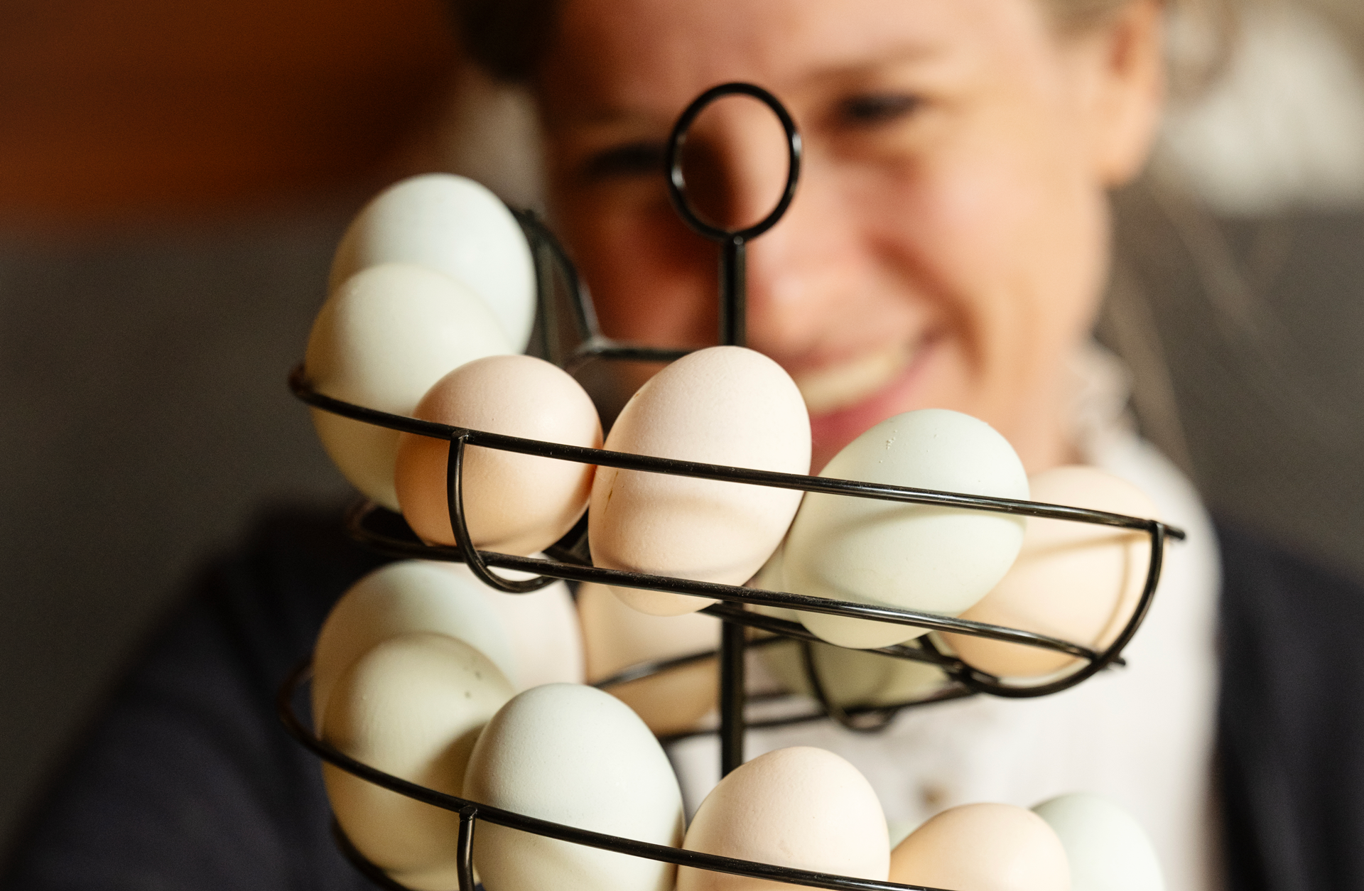 En korg med ägg i olika ljusa färger.