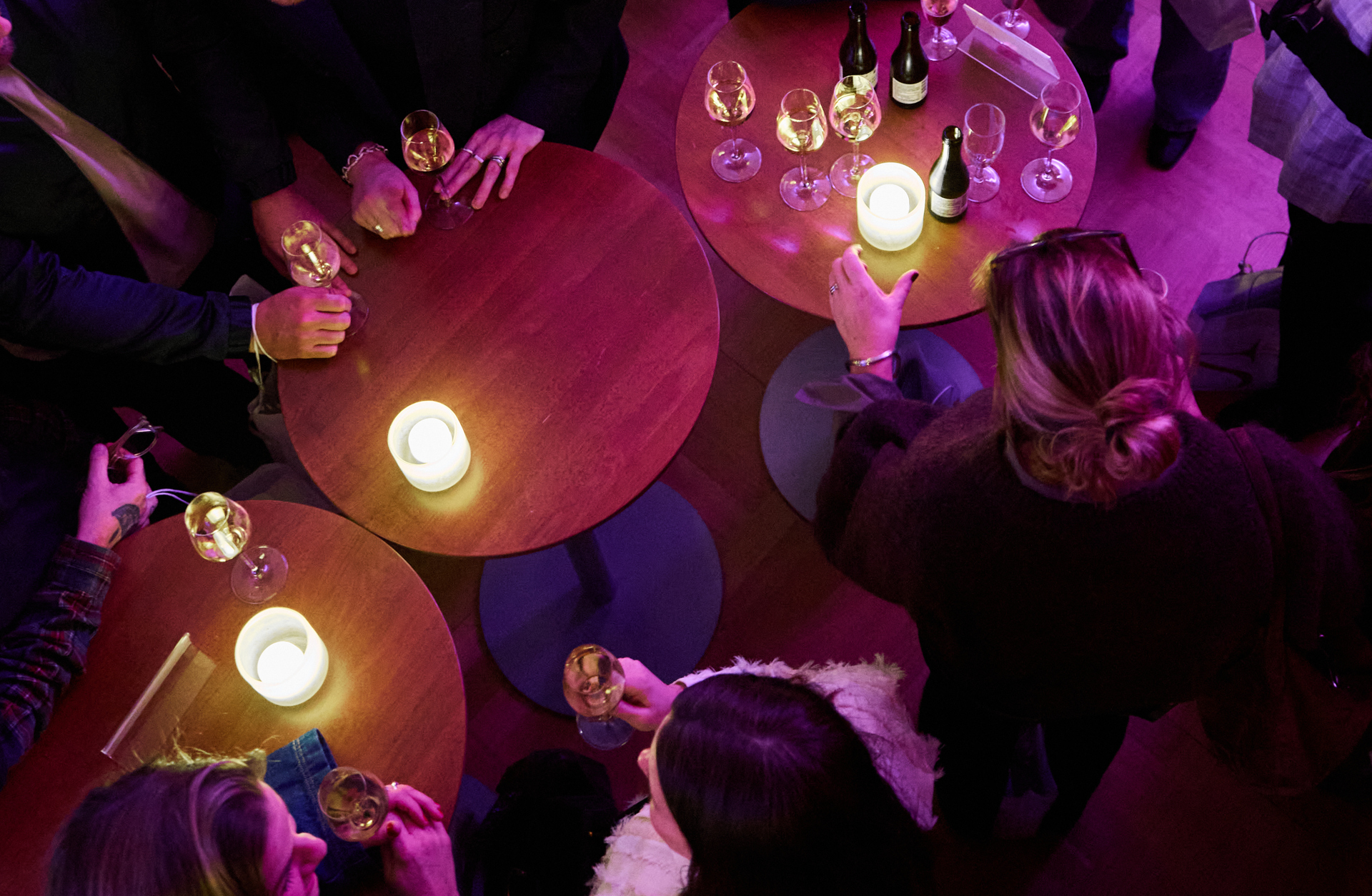 Besökare minglar och umgås över ett glas under Klassisk AW i Göteborgs Konserthus.