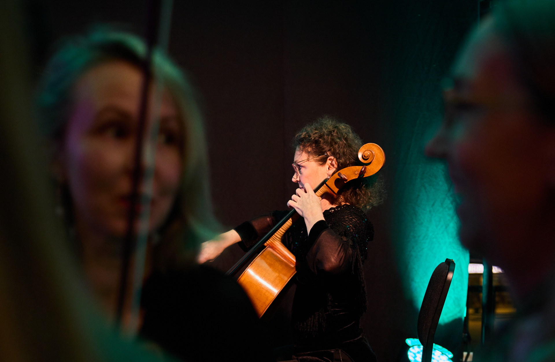 En cellist spelar livemusik i foajén under Klassisk AW i Göteborgs Konserthus.