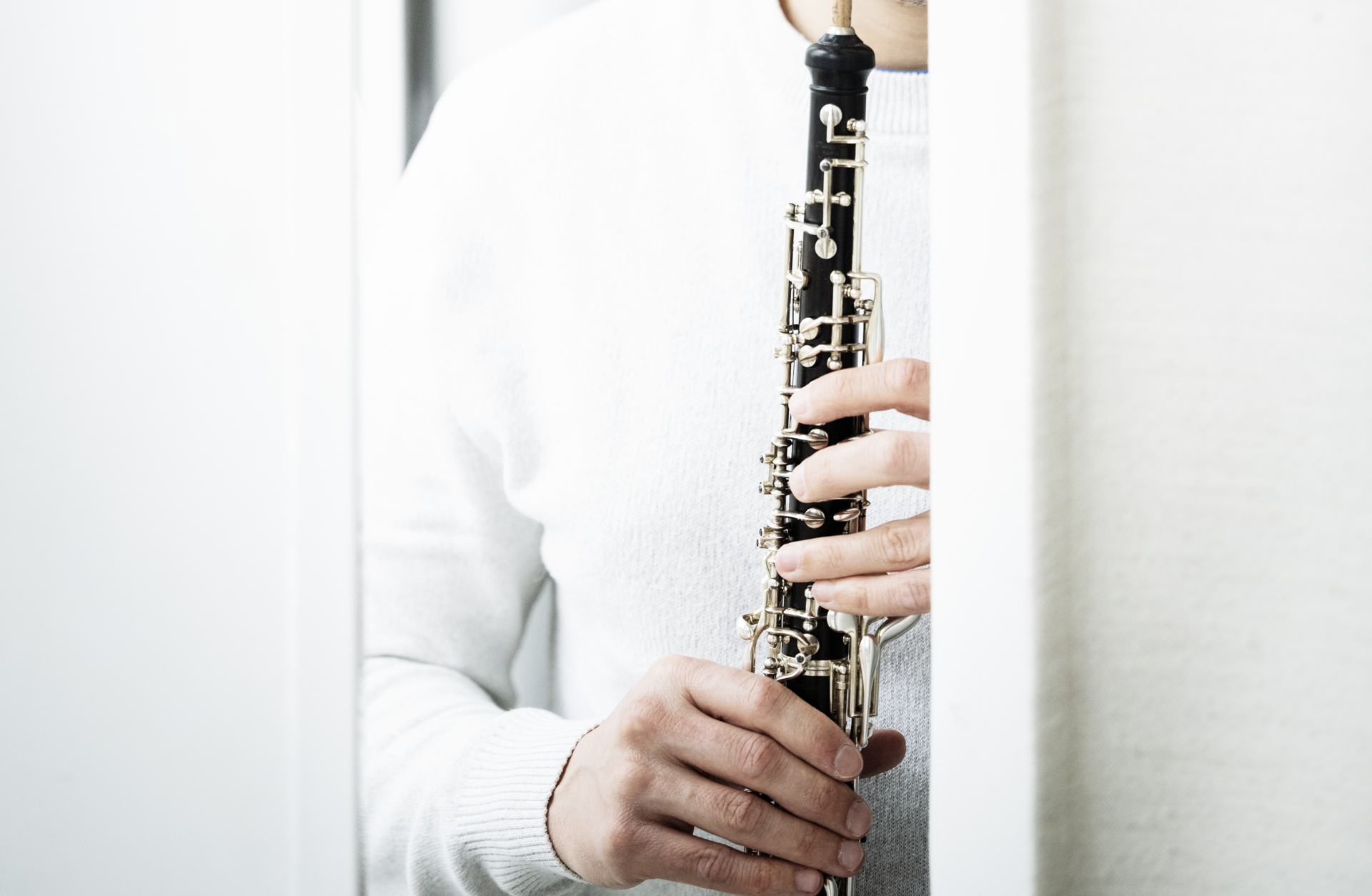 Händer som håller i en oboe.